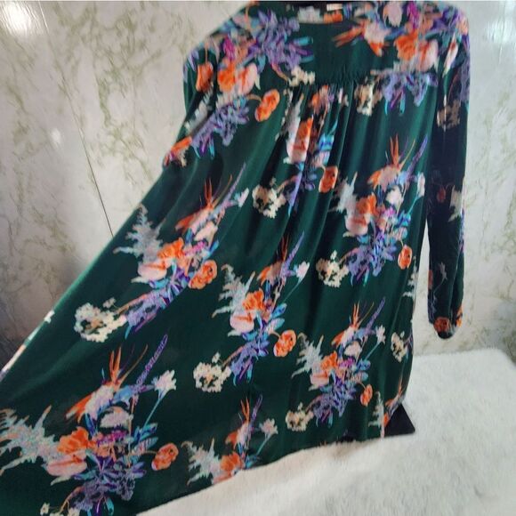 WORLD MARKET Beautiful Floral Top - Picture 9 of 11